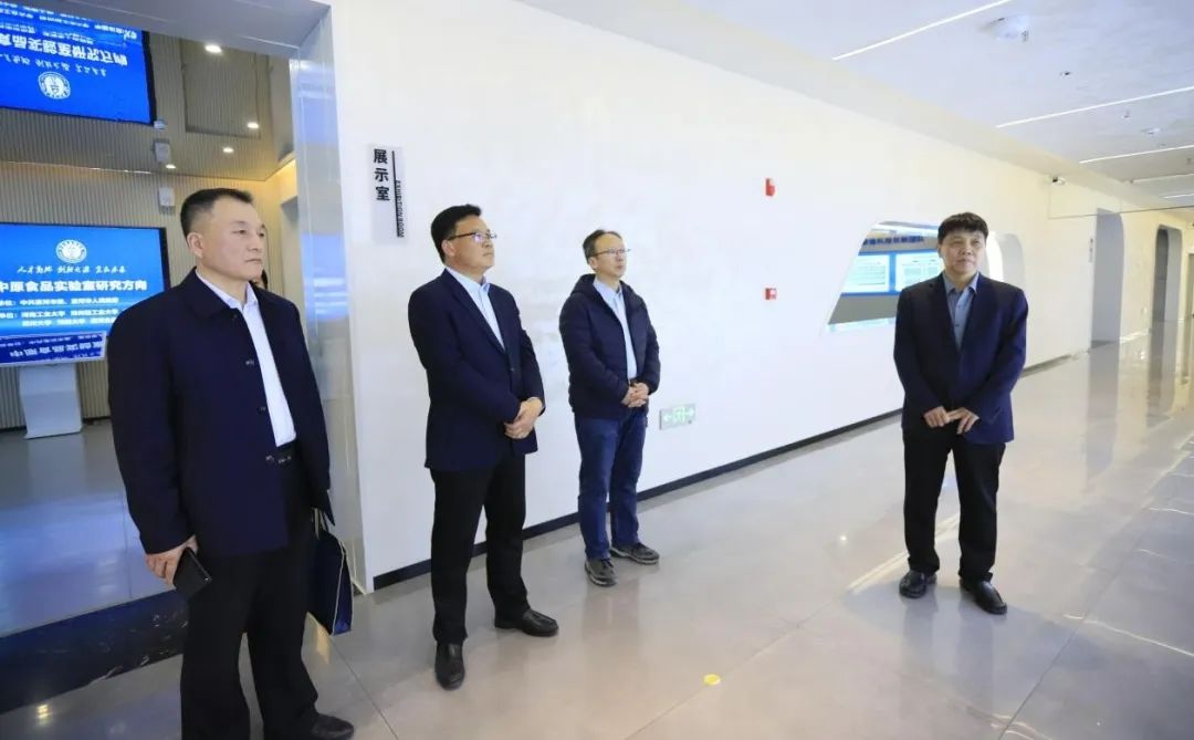 花花牛乳業(yè)集團(tuán)黨委書記、董事長唐洪峰一行赴中原食品實(shí)驗(yàn)室同中國工程院院士、中原食品實(shí)驗(yàn)室主任任發(fā)政座談交流