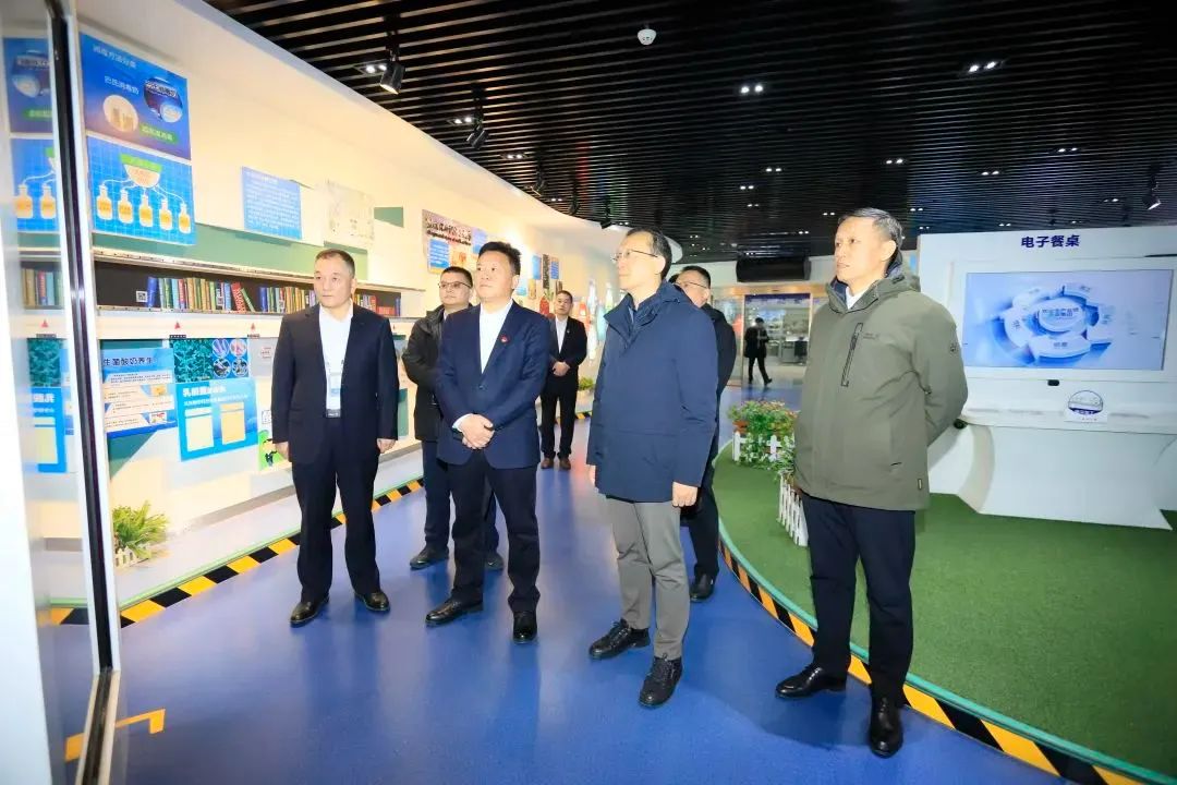 省政府國資委黨委書記、主任李濤一行到花花牛乳業(yè)集團調(diào)研