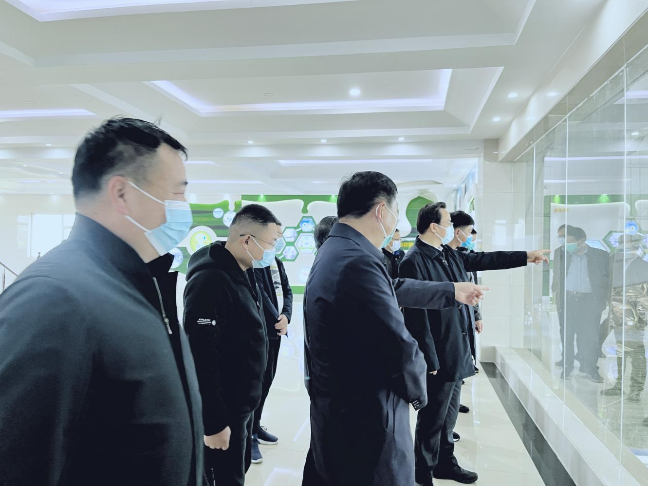 河南省人大常委會(huì)黨組書記、副主任孔昌生蒞臨花花牛魯山瑞亞牧場(chǎng)參觀調(diào)研