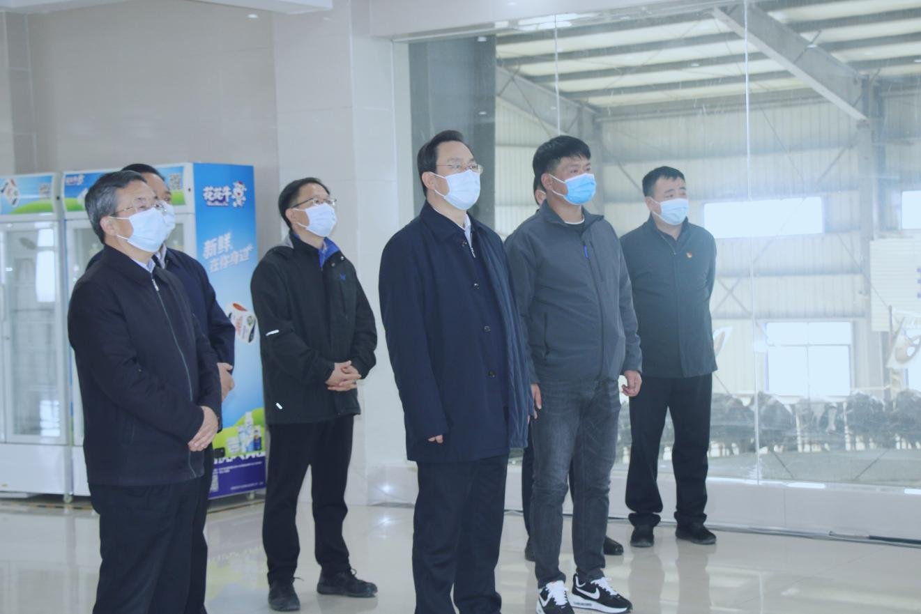 河南省人大常委會(huì)黨組書記、副主任孔昌生蒞臨花花牛魯山瑞亞牧場(chǎng)參觀調(diào)研