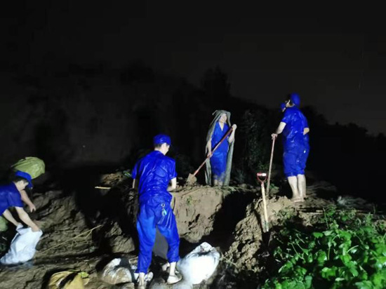 微光匯聚、風(fēng)雨同舟，我們一起扛！
