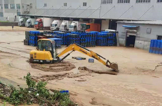 微光匯聚、風(fēng)雨同舟，我們一起扛！