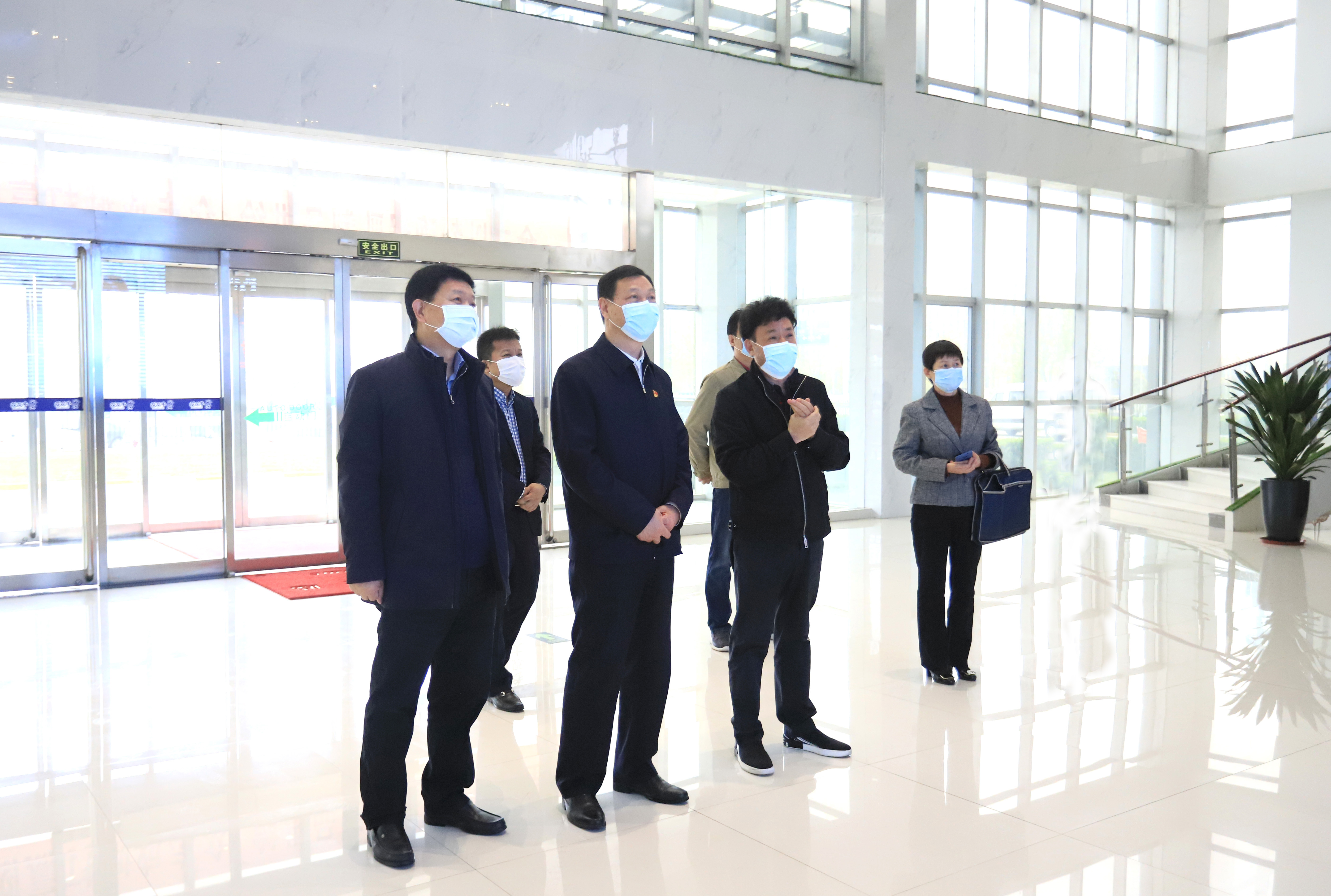 河南省委農(nóng)辦主任、農(nóng)業(yè)農(nóng)村廳廳長申延平一行調(diào)研河南花花牛乳業(yè)集團